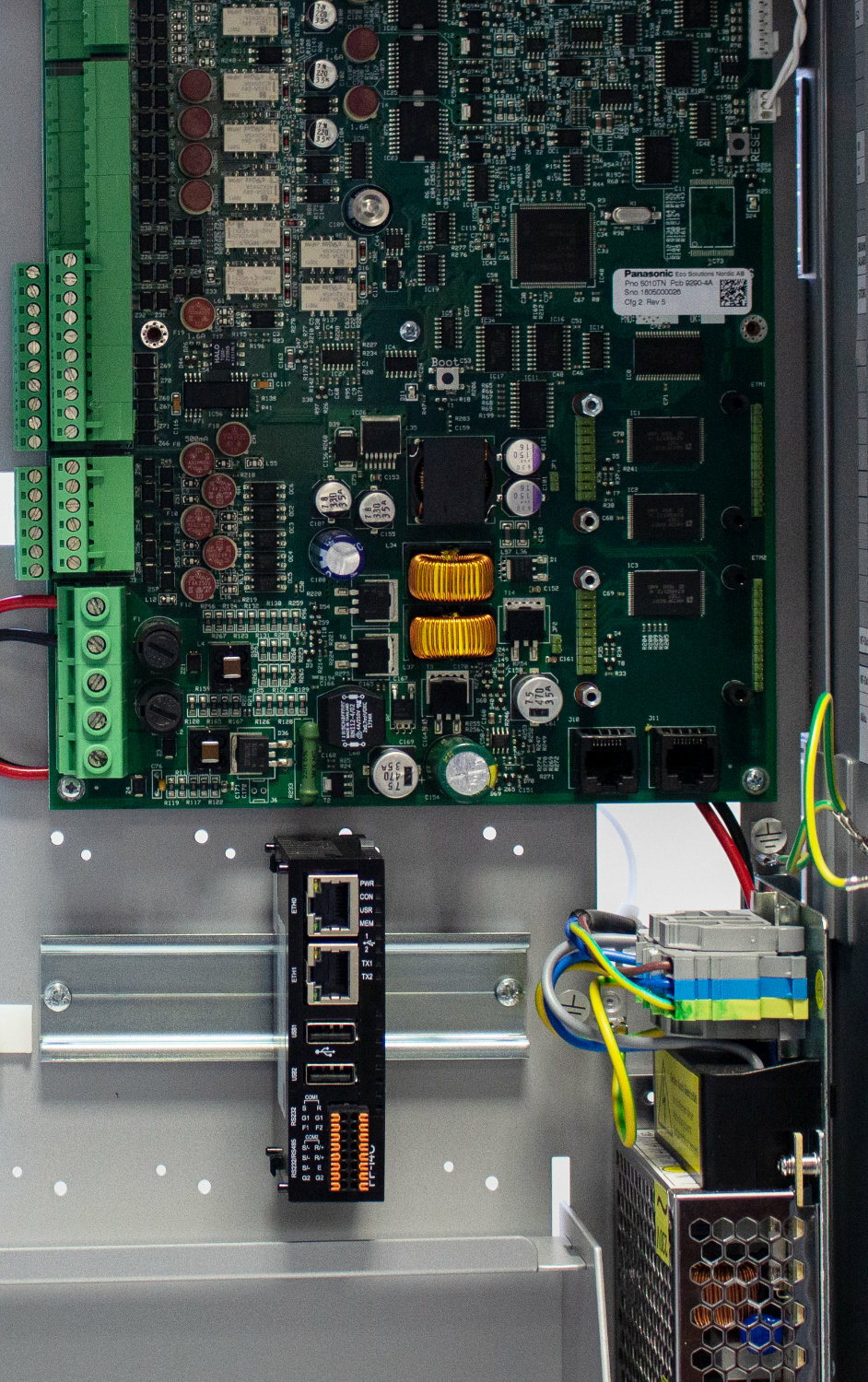 Der Webserver 5088 wird auf eine Hutschiene in der Brandmelderzentrale montiert.