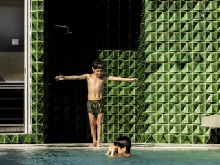 Das Büro João Tiago Aguiar Arquitectos gestaltete die siebzig Jahre alte Villa in ein luxuriöses Wohnhaus für eine Familie mit spektakulärem Blick auf den Tejo um. 