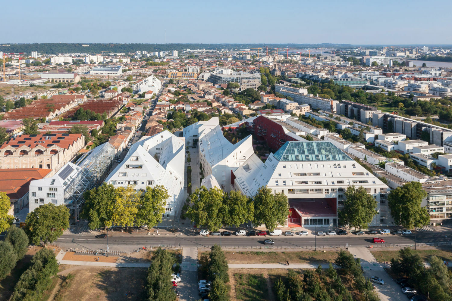 Das Großprojekt bildet eine Einheit mit drei kleineren, angrenzenden Wohngebäuden nach Plänen von JA Joubert Architecture (links im Bild).