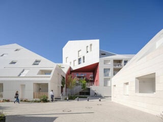 Die markante Bauskulptur nach Plänen von MVRDV liegt östlich des Flusses Garonne, direkt gegenüber der größten Kathedrale Frankreichs, die als städtebaulicher Hochpunkt das historische Zentrum von Bordeaux markiert.