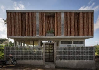 Zehn Kilometer westlich der balinesischen Hauptstadt befindet sich das Ferienhaus Uma Buluh, das von dem Architekturbüro Biombo Architects entworfen wurde.