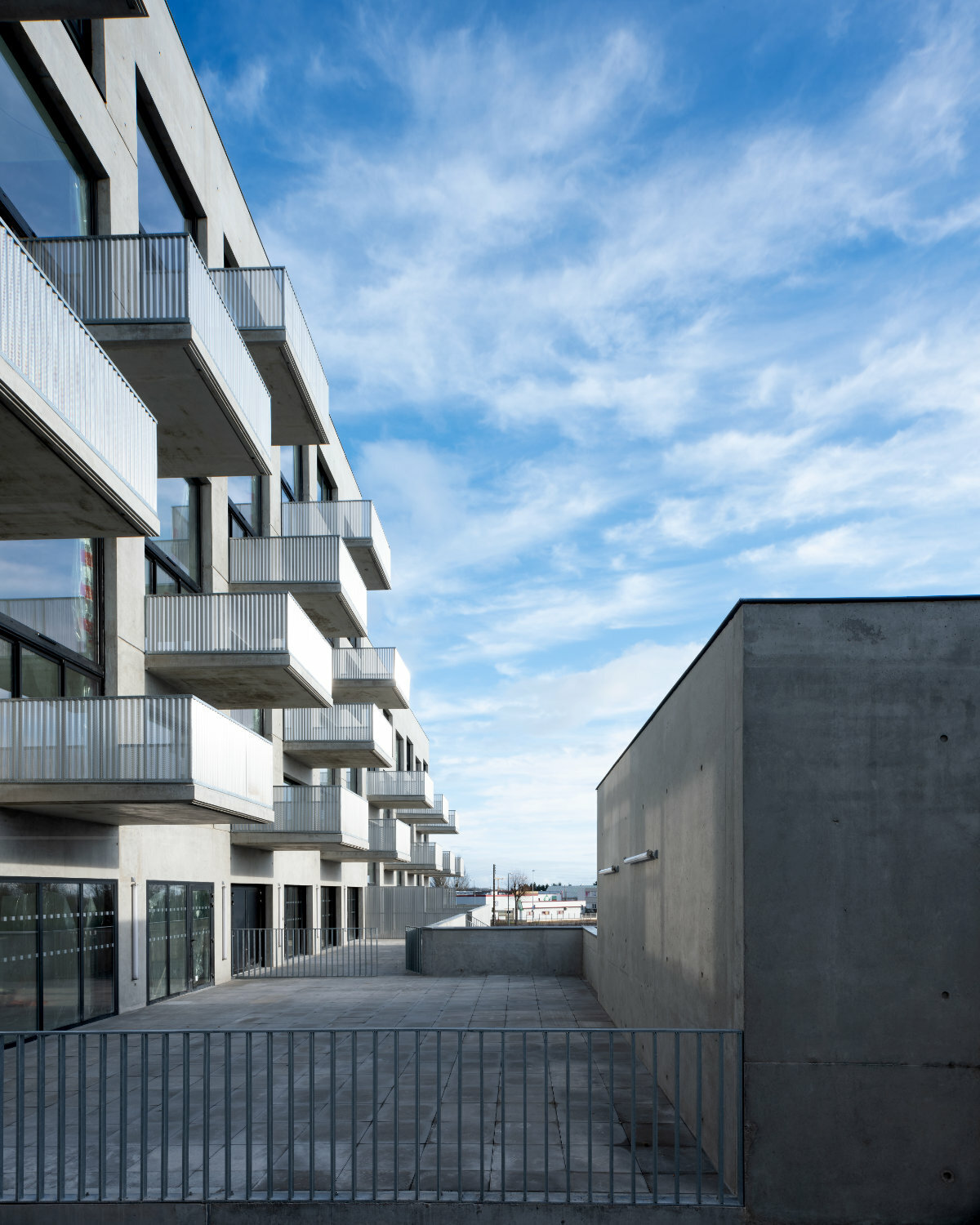 Über dem Parkgaragensockel liegen eine Terrasse, ein Fahrradabstellraum und ein Gemeinschaftsraum. 