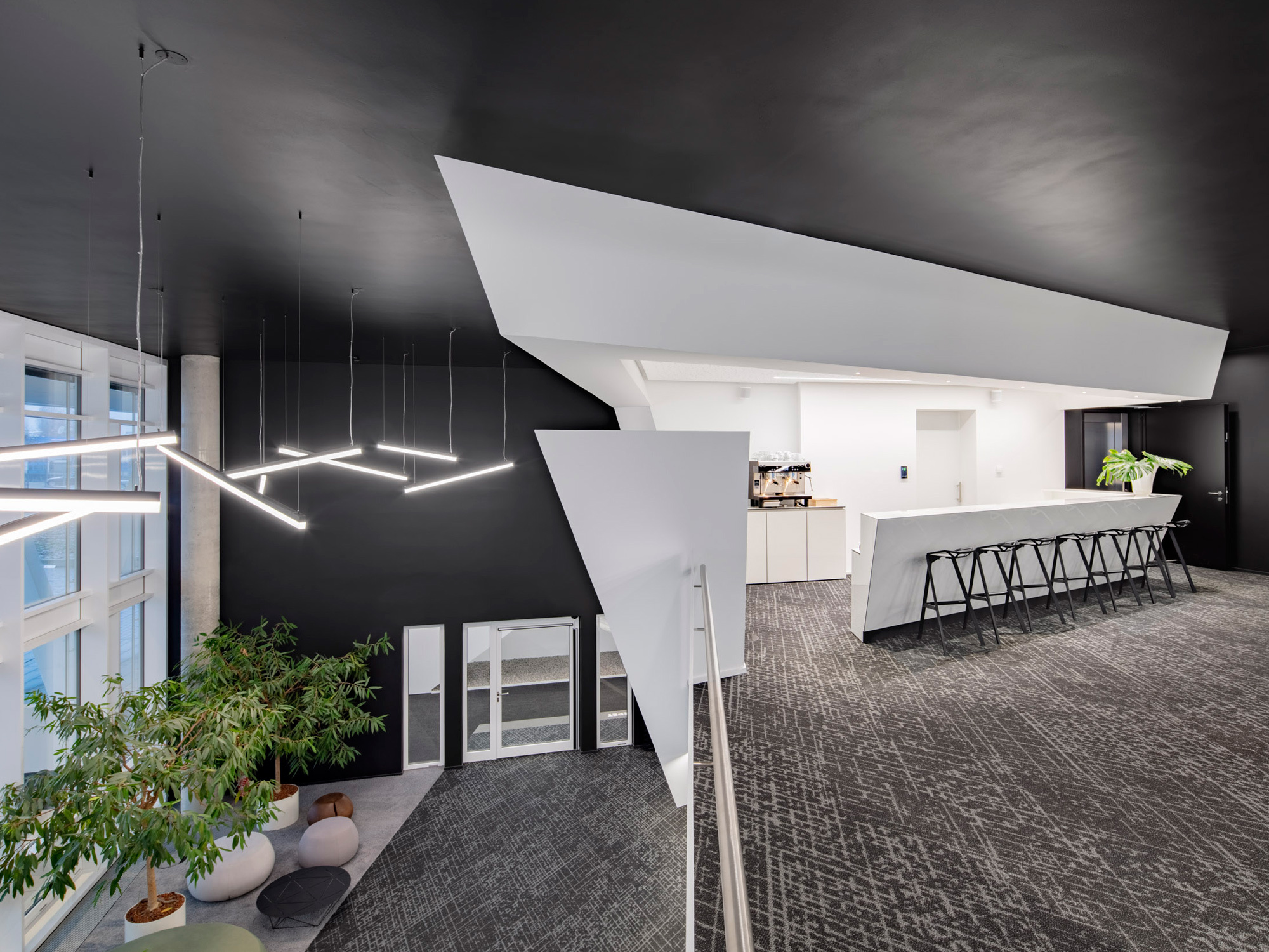 „Unsere Firmenzentrale soll ein Ort sein, wo sich Experten und Firmen austauschen können und wo Wissen vermittelt wird – ein Open House mit Showroom, Akademie, flexiblen Working-Spaces und Meeting-Places. Und das Herzstück ist ein Restaurant in Verbindung mit einem Coworking-Café“, erklärt Geschäftsführer Daniel Butz.