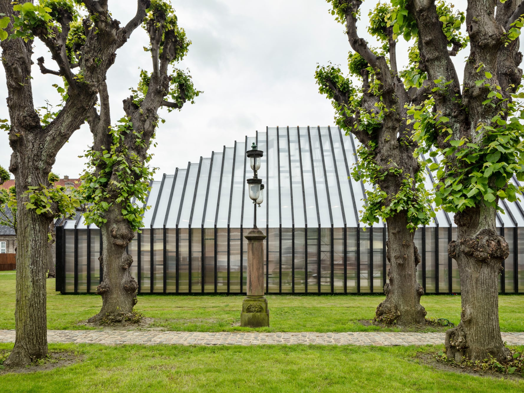 Der Fitz Hansen-Pavillon wurde vom dänischen Architekten Henning Larsen entworfen und findet sich noch bis zum Herbst 2022 im Garten des Designmuseums Danmark in Kopenhagen. 