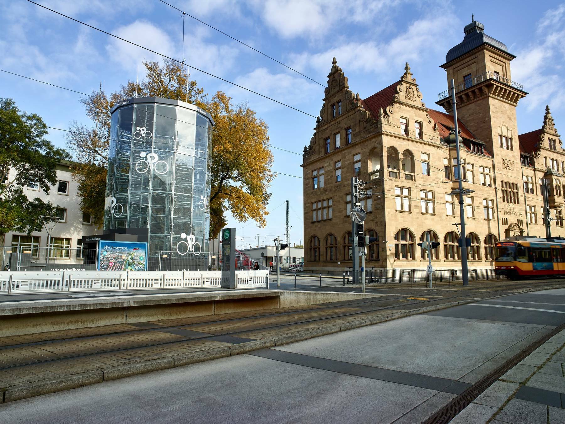 Am Hauptbahnhof in Heilbronn findet sich ein vollautomatisches Parkhaus für Zweiräder von Wöhr.