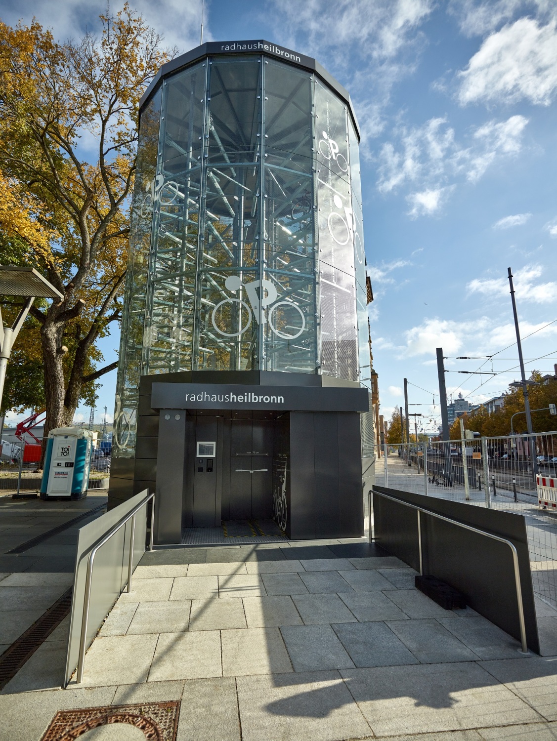 Ein vollautomatisches Parksystem ermöglicht das Abstellen bzw. Abholen des Fahrrads in nur rund 18 Sekunden. 