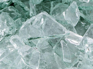 Durch die Erhöhung des Recyklatanteils und die Verwendung erneuerbarer Energiequellen konnten Basisgläser hergestellt werden, bei denen 40 Prozent weniger CO2-Äquivalente ermittiert werden als bei konventioneller Produktion. 