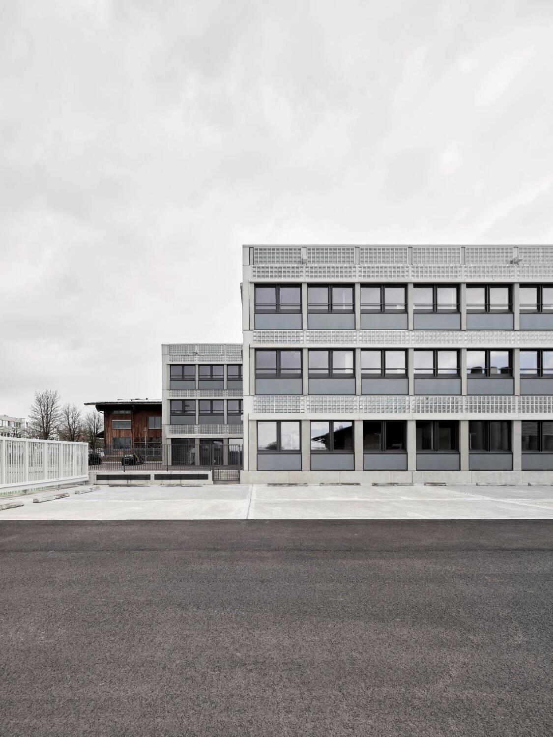 Entworfen wurde der Dreigeschosser von dem Züricher Büro Boltshauser Architekten.