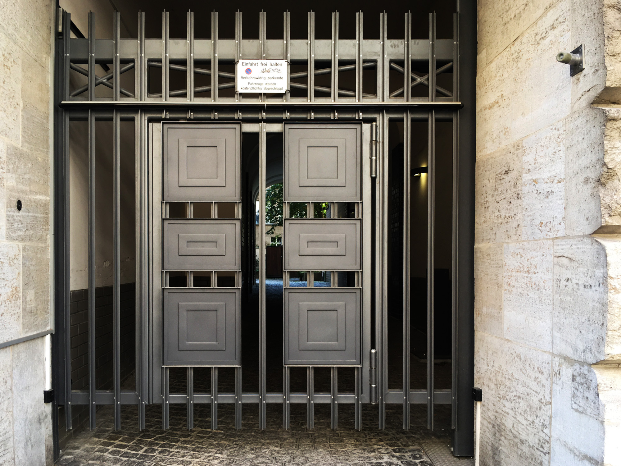Sie ermöglichen einen zügigen Ein- und Ausgang, ohne dass das ganze Tor oder die Toranlage geöffnet werden muss. Damit ermöglichen sie also grundsätzlich eine Ersparnis von Aufwand, Zeit, auch Strom und Steuerung sowie ggf. umfangreichere Zutritts-Kontrollen.