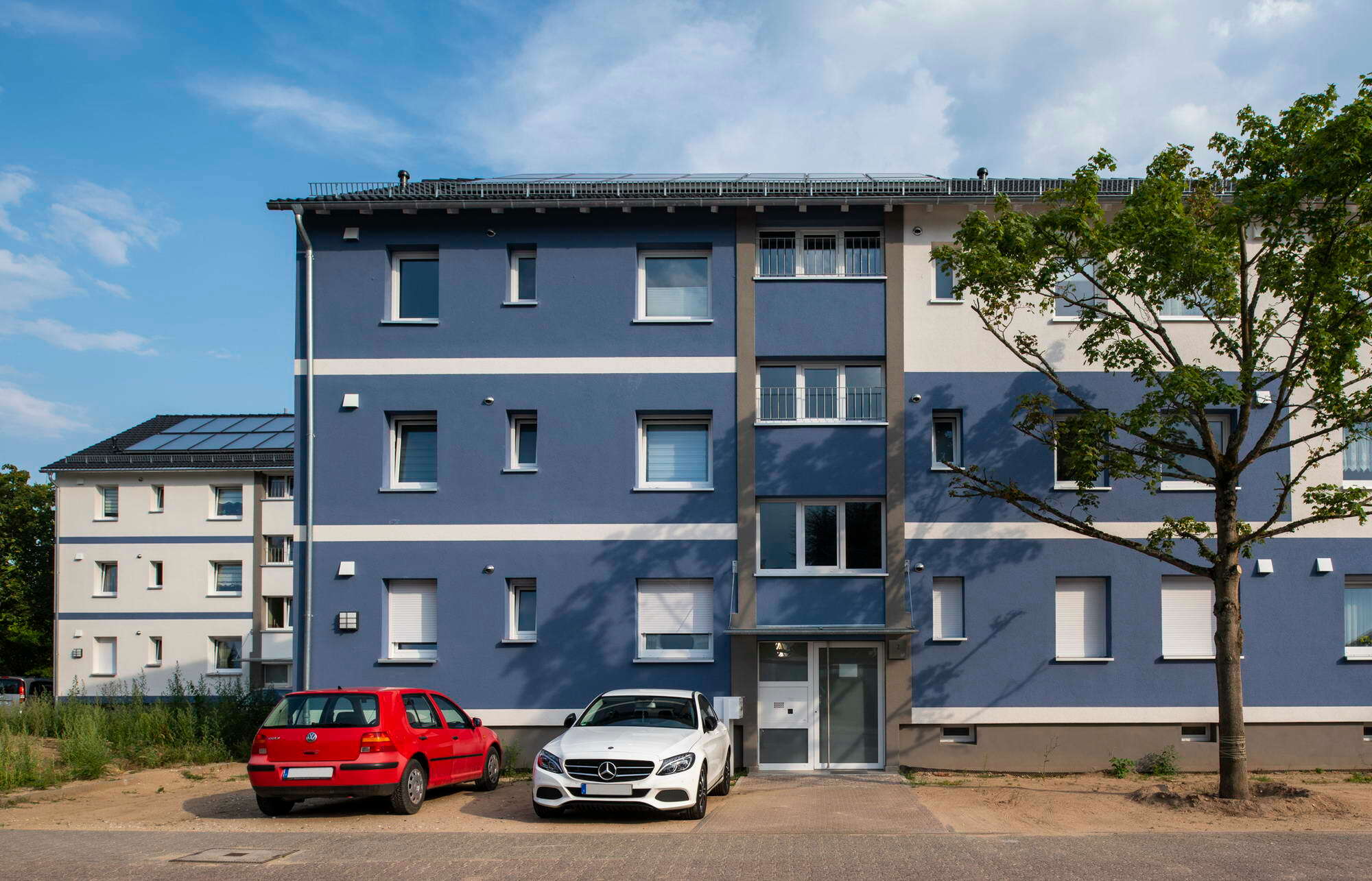 Die Gebäude wurden bei der Sanierung auch mit einem neuen Farbkonzept versehen, das von den Azubis der Baugenossenschaft entwickelt wurde.