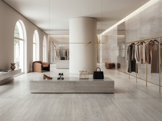 Die Kollektion Prestigio Travertino von Ceramiche Refin sieht dem eleganten Naturstein Travertin täuschend ähnlich. Im Bild: Ausführung in Prestigio Travertino Grigio Lucido Soft