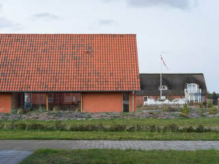Auf der dänischen Nordseeinsel Fanø schufen die Architekturbüros von Søren Pihlmann und Kim Lenschow ein reduziertes Einfamilienhaus.