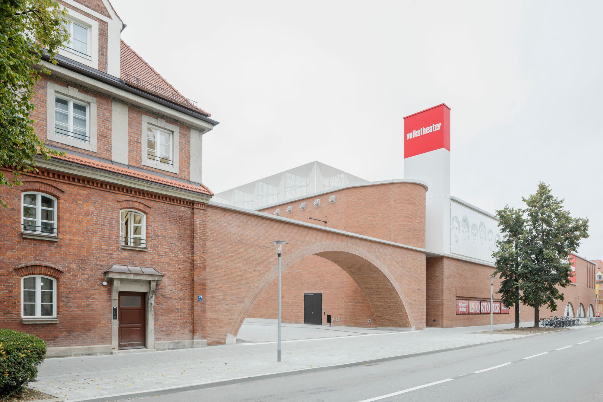 Neben dem Neubau wurde zudem ein Bestandsriegel des Viehhofs aus den 1920er-Jahren erhalten und umgenutzt (links im Bild). Verantwortlich für Entwurf und Realisierung zeichnet das Stuttgarter Büro Lederer Ragnarsdóttir Oei.