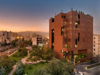 Das Sharif Office Building, auch Bontech Tower genannt, wurde in Teheran nach Plänen der Hooba Design Group errichtet.