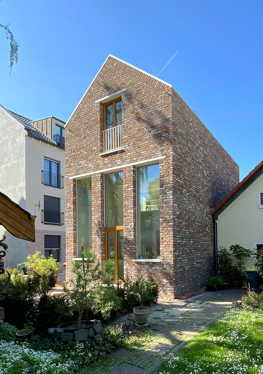 Im Süden befinden sich eine Terrasse und ein kleiner Garten. Zu diesen öffnet sich die Fassade großzügig über drei vertikale Fenster.