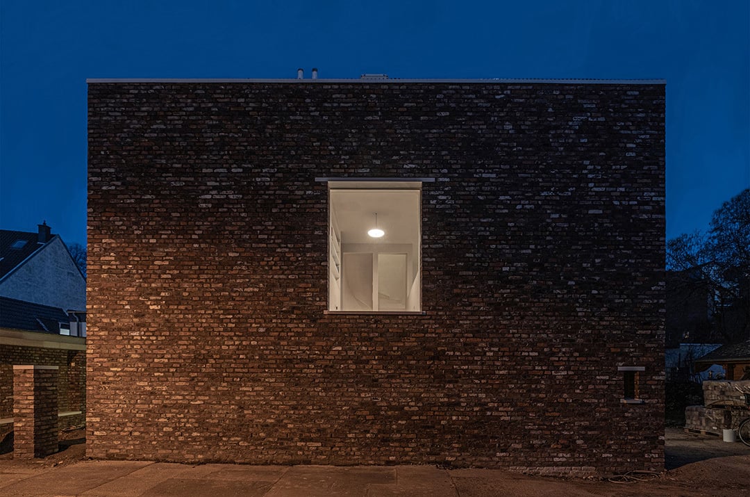 Zur Katzengasse im Westen hingegen weist der traufständige Baukörper lediglich ein einzelnes mittig in der Fassade platziertes Fenster auf.