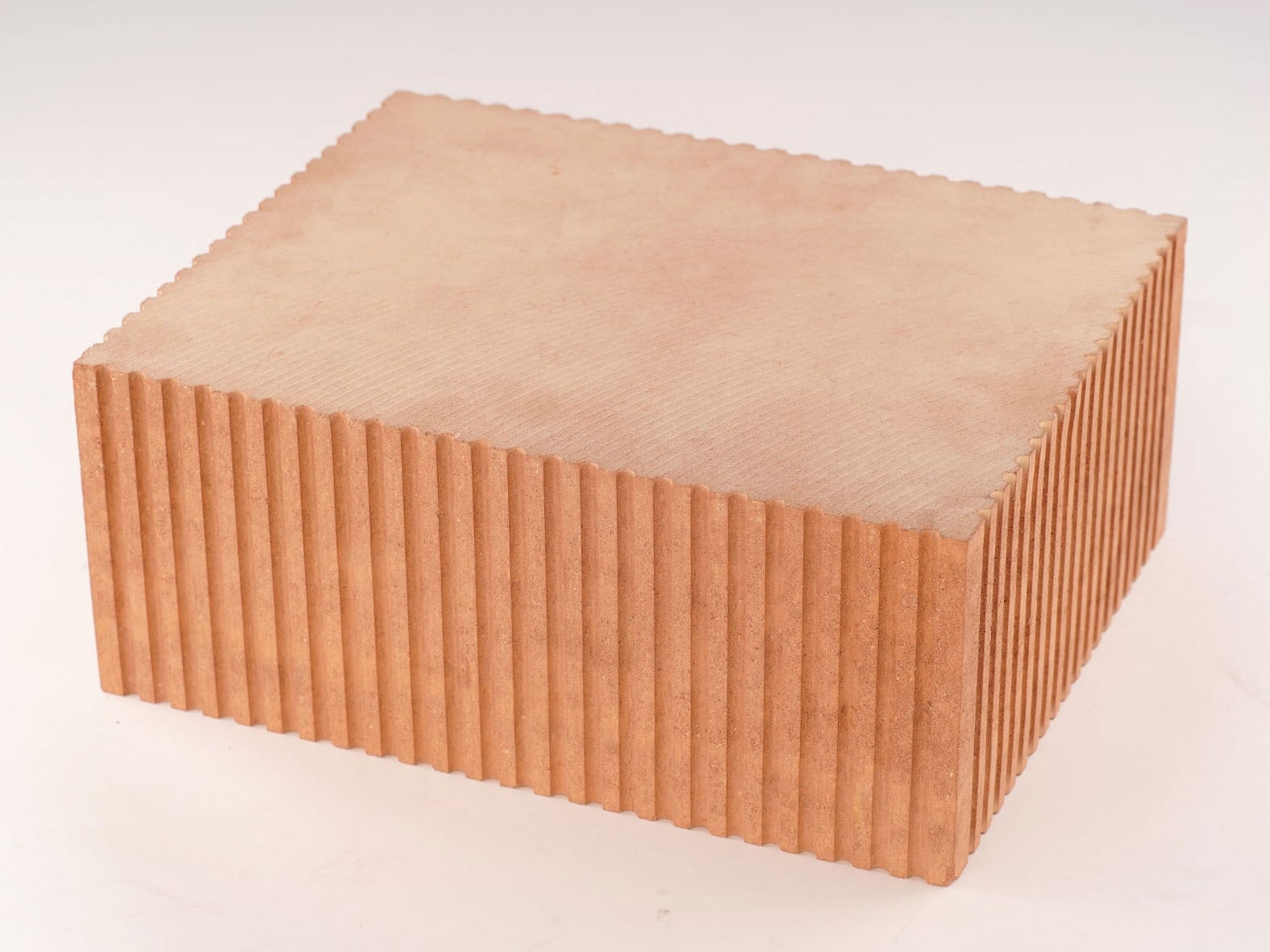 Der neue Innenwand-Vollziegel ist das Ergebnis eines Forschungsprojektes der Ziegelwerke Leipfinger-Bader: Er besteht aus recyceltem Ziegelsand und trocknet an der Luft, um seine finale Druckfestigkeit sowie Rohdichte zu erlangen.