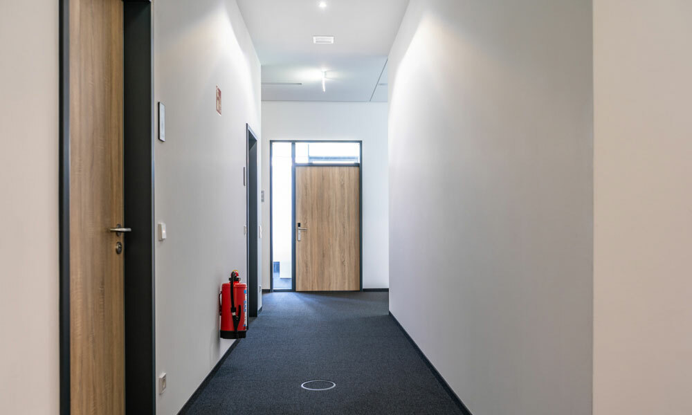 In der mittelfränkischen Stadt hat die Sportartikelfirma seit ihrer Gründung ihren Sitz – in neuen Gebäuden, die nicht nur mit Verkaufs- und Ausstellungsflächen und Sporthallen aufwarten, sondern auch Büroarbeitsplätze für die rund 1.000 Mitarbeitenden bieten.