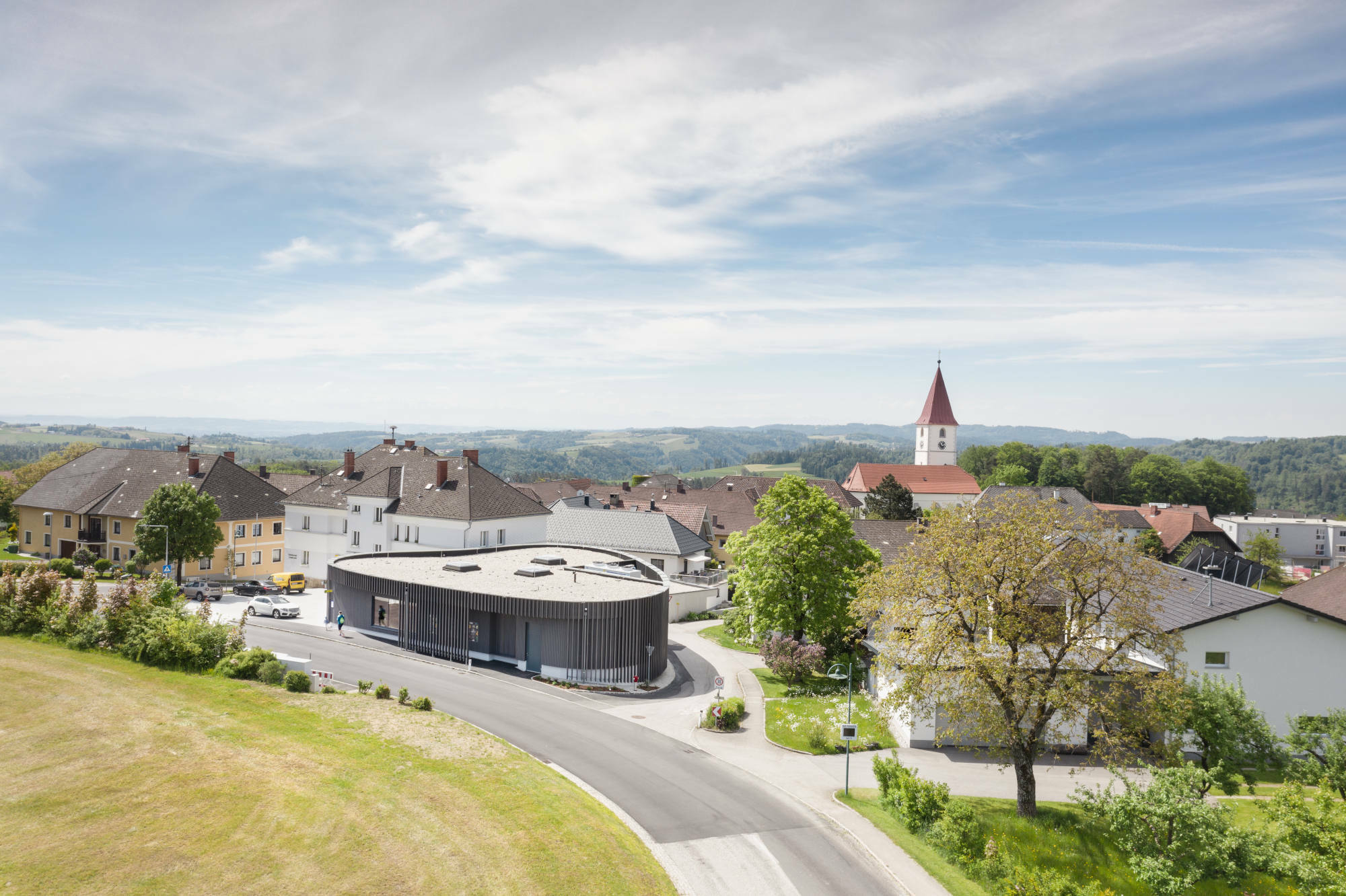 Hinter der vorgestellten Holzfassade entsteht ein witterungsgeschützter Bereich.