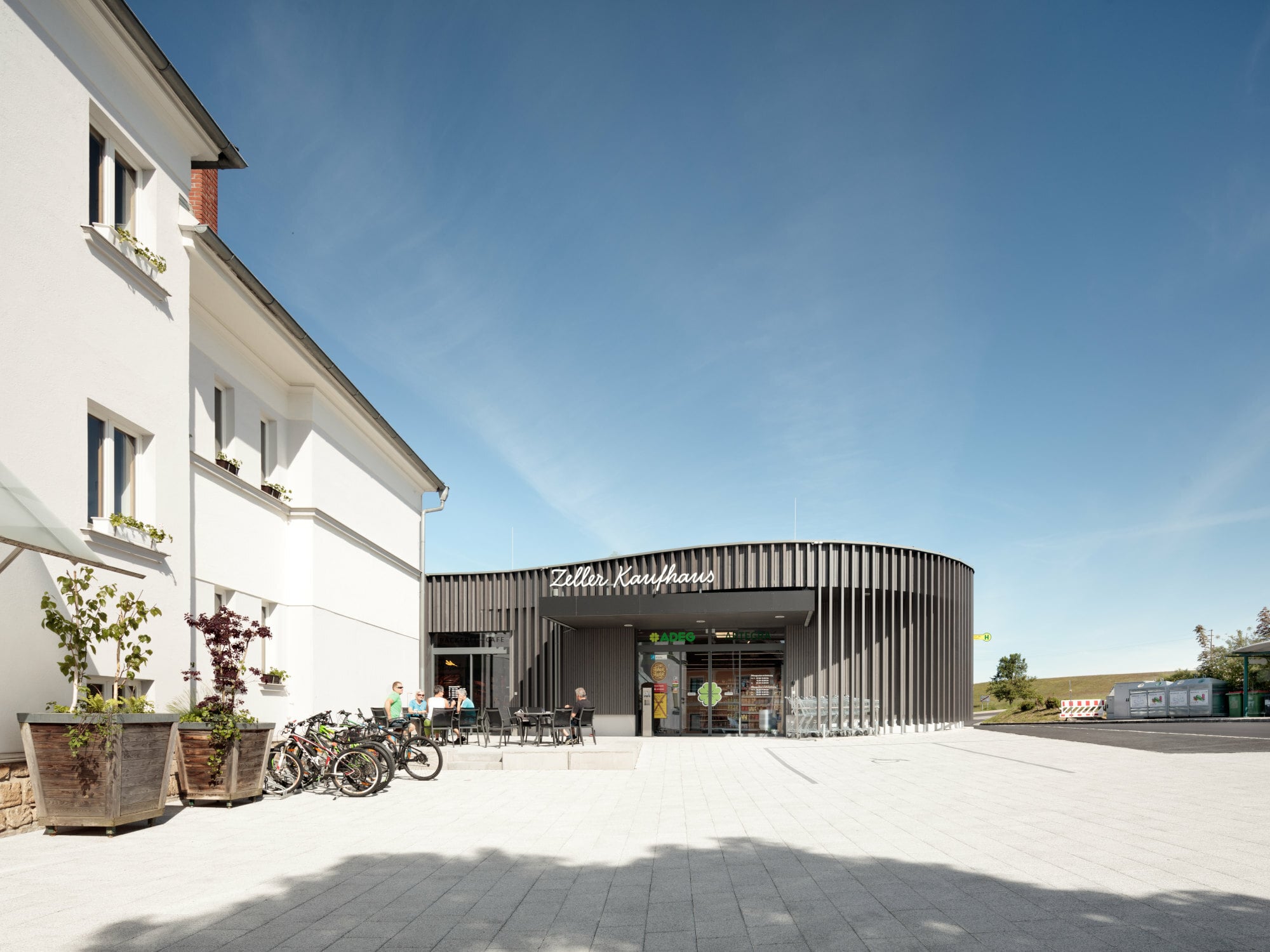 Gemeinsam mit dem historischen Amtsgebäude fasst der Supermarkt einen Vorplatz.