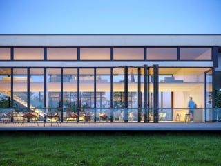 Mit Megaline bietet Solarlux seit Kurzem Glas-Faltwände in einem so großen Format an, dass sie über zwei Etagen reichen können.