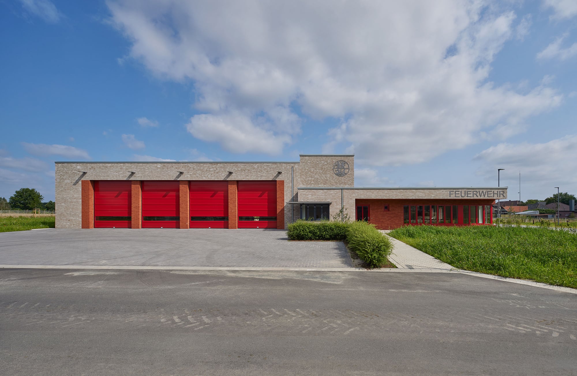 Das Gebäude dient der regionalen Löschgruppe der freiwilligen Gemeindefeuerwehr als neuer Standort.