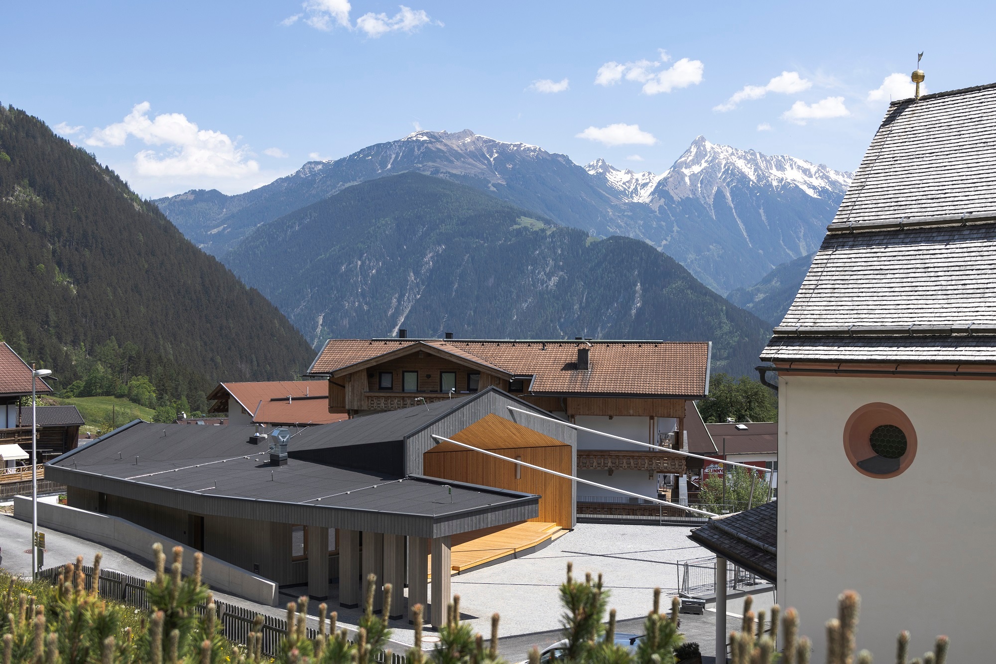 Das Dach steigt von Norden nach Süden an.