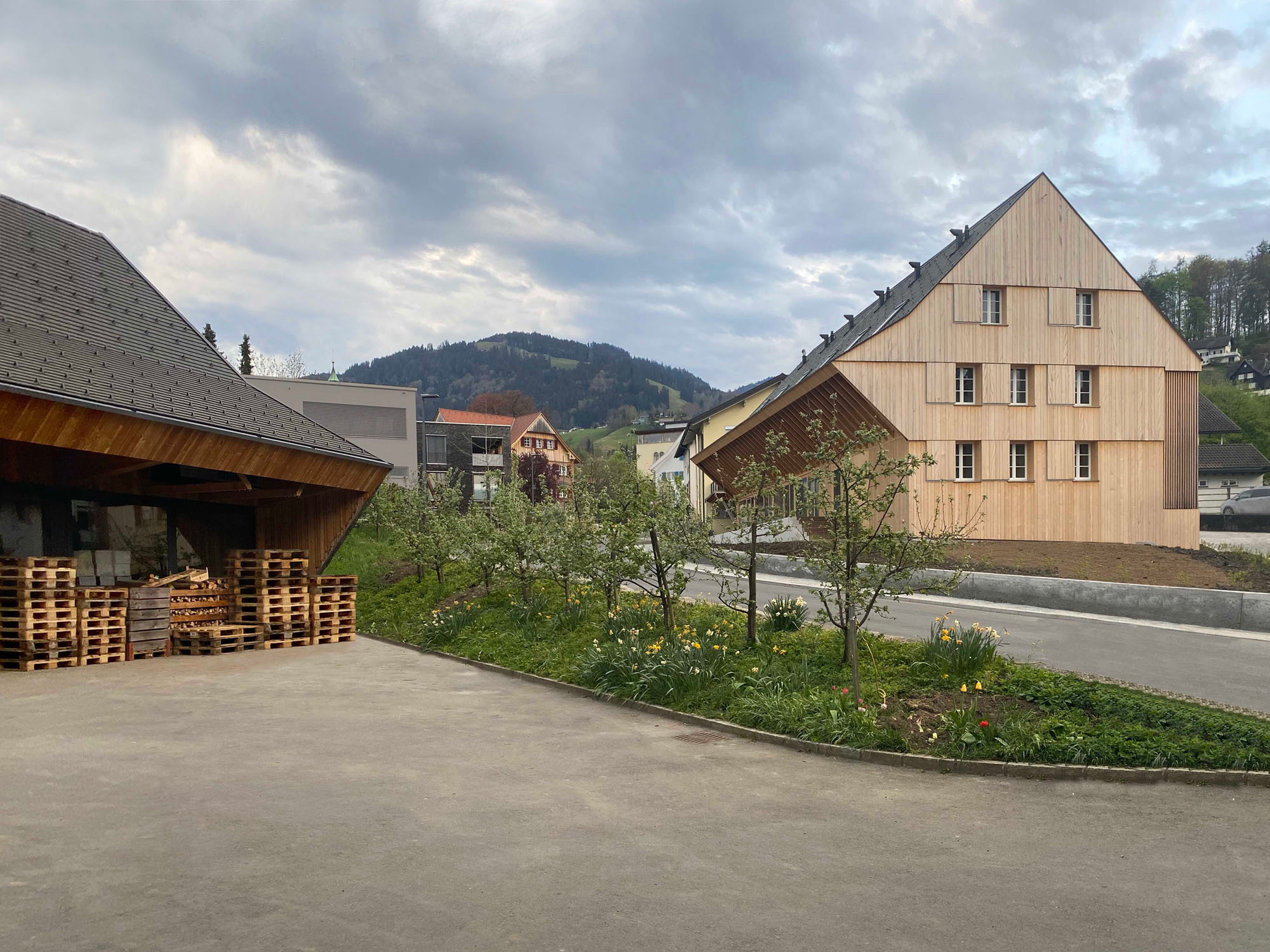 Ernas Haus ist Teil des Hofensembles des Winderhofs und orientiert sich an der Vorarlberger Bauweise.