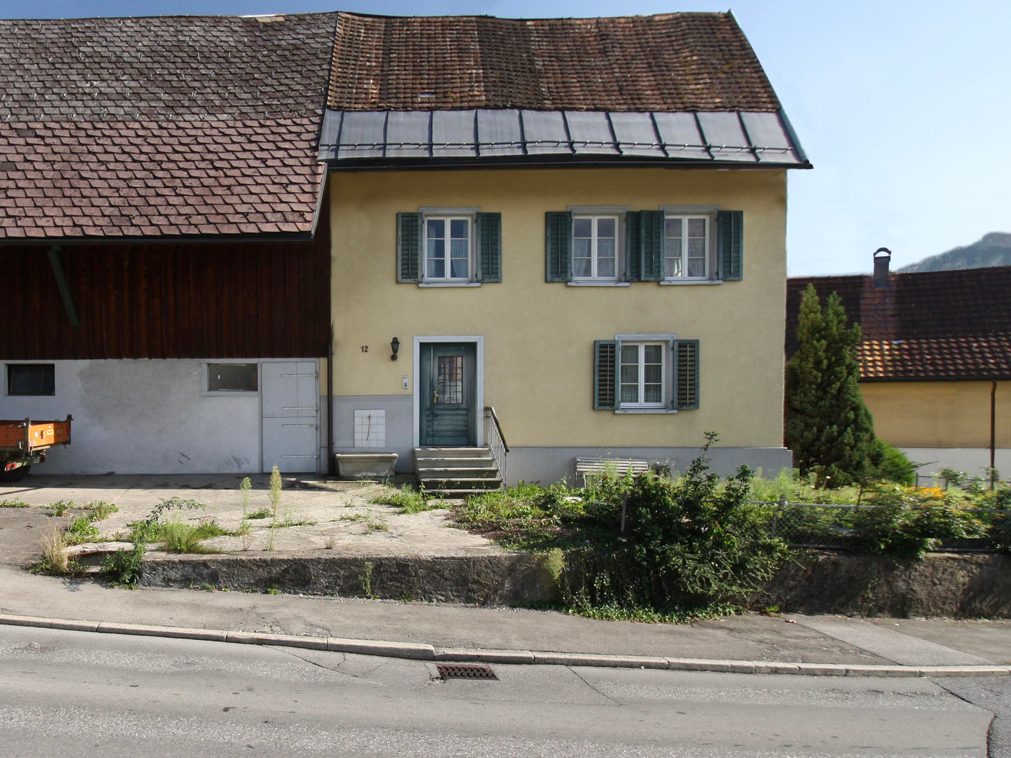 Der massive Teil des Hauses (rechts im Bild) wurde beibehalten und die Scheune in Holzbauweise neu aufgebaut.