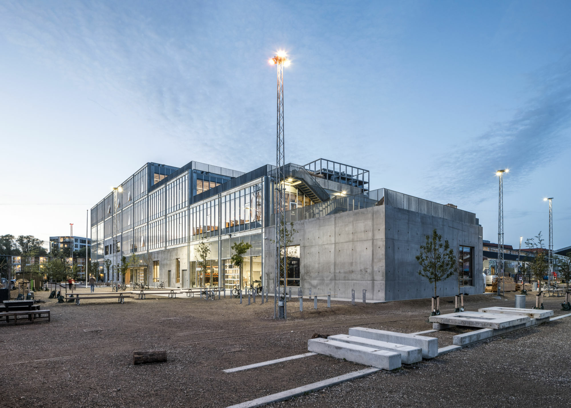 Die Hochschule mit industrieller Anmutung ist gen Süden abgetreppt.
