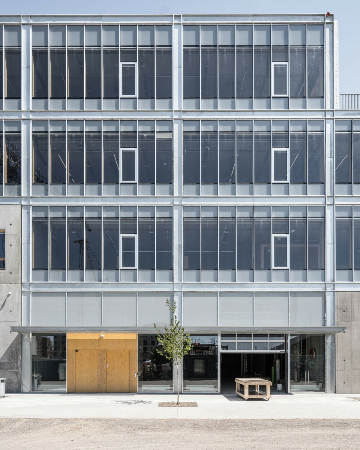 Strenge Fassade aus Stahl, Glas und Beton: Das Gebäude ist wie ein Regal konzipiert.