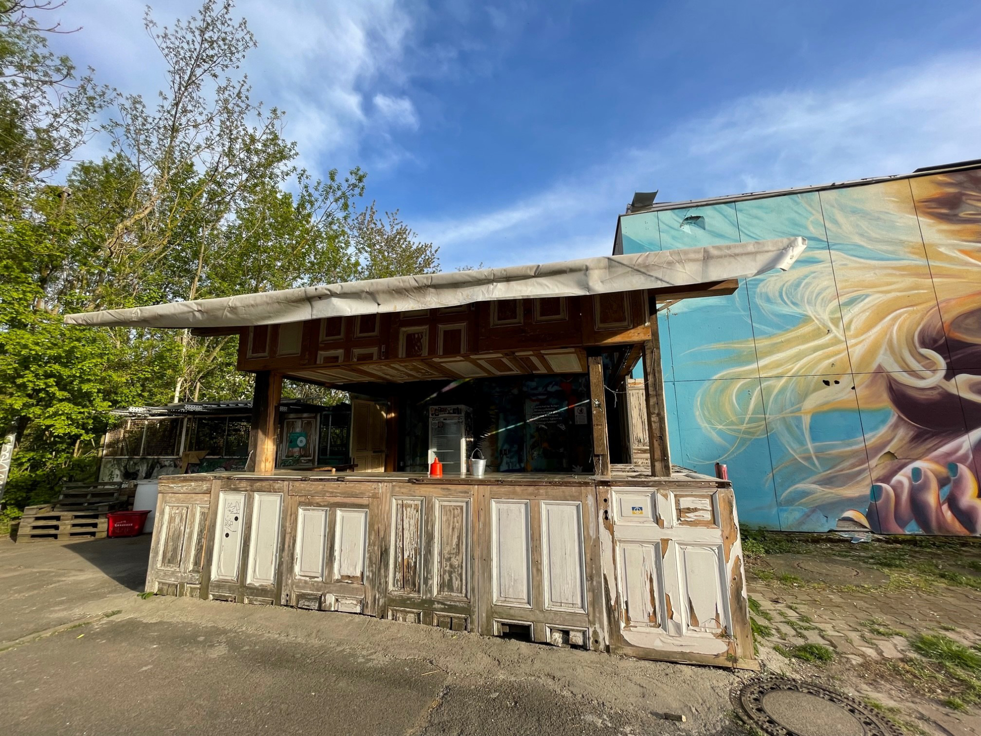 Als temporäre Bar wiederverwendete Türen