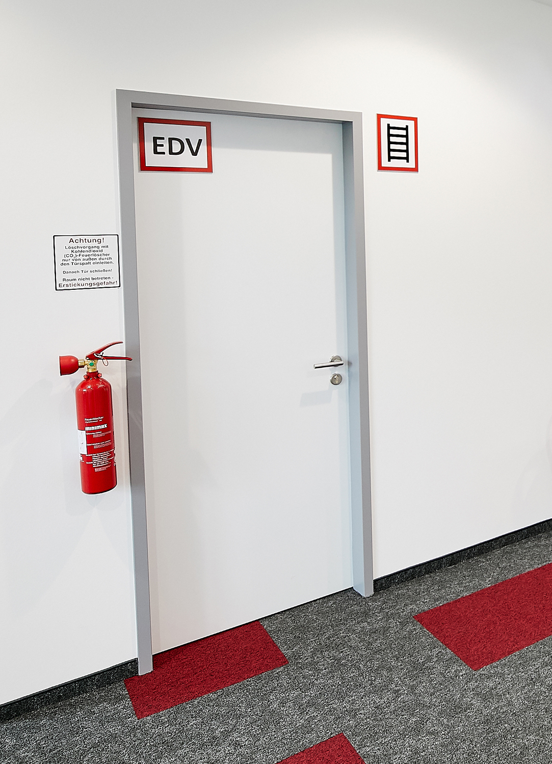 Die Räume der Elektroverteilung mussten brandschutztechnisch komplett gekapselt werden und erhielten selbstschließende T30 Türen.