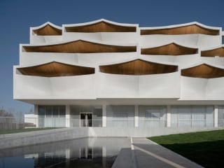 In der ländlich-industriell geprägten Stadt Jiaozuo in der chinesischen Provinz Henan errichteten Domain Architects aus Shanghai das Sky Yard Hotel.