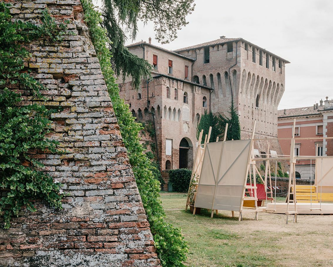 Die temporäre Konstruktion steht im unmittelbaren Kontext der historischen Bastion im Zentrum der Gemeinde bei Ravenna.