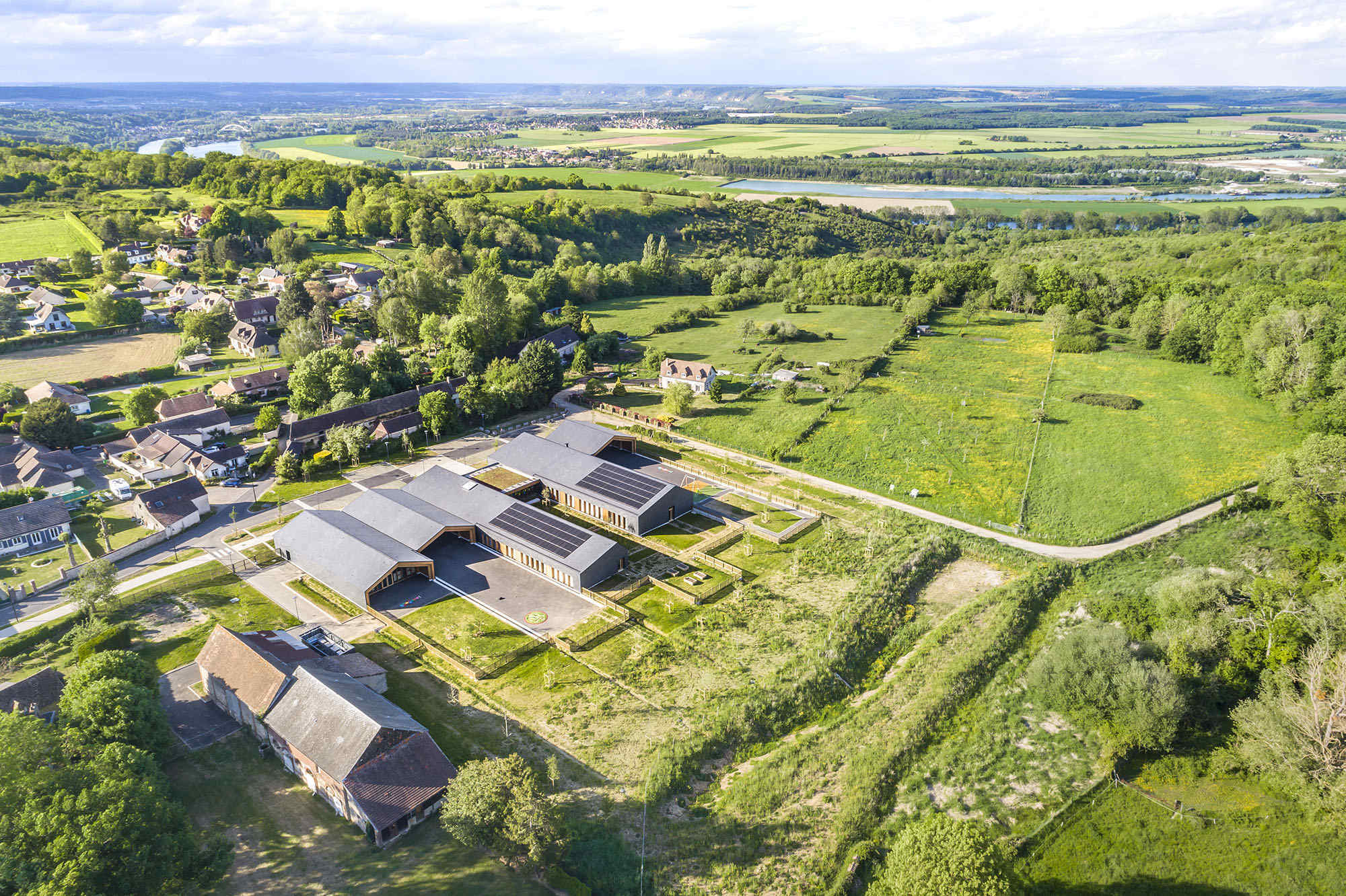 Die Dächer der beiden längsten Gebäuderiegel sind mit Photovoltaikmodulen zur solaren Stromerzeugung versehen.