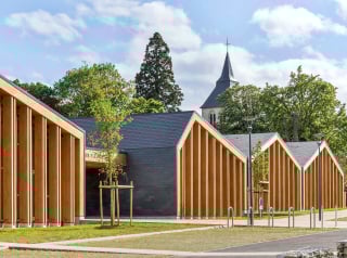 Die Materialien traditionell, Form und Ausführung klar modern: HEMAA Architectes und Hesters Oyon aus Paris entwarfen das Schulhaus am Ortsrand von Heudebouville.