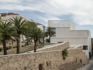 Eintritt frei: Der Erweiterungsbau des Museums für zeitgenössische Kunst Helga de Alvear (Museo de Arte contemporaneo Helga de Alvear) nach Plänen von Tuñón y Albornoz Arquitectos aus Madrid.