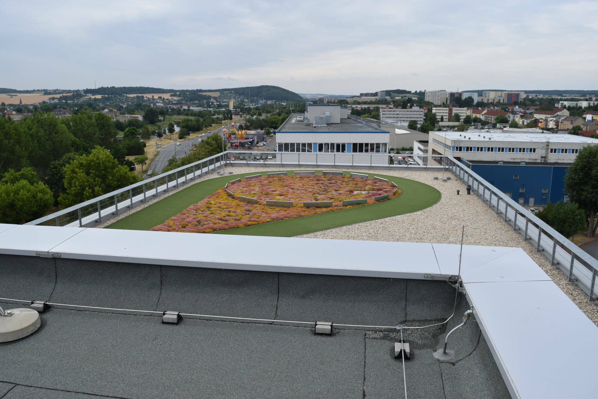 Begrüntes Dach mit Laufbahn auf dem Elstercube in Gera