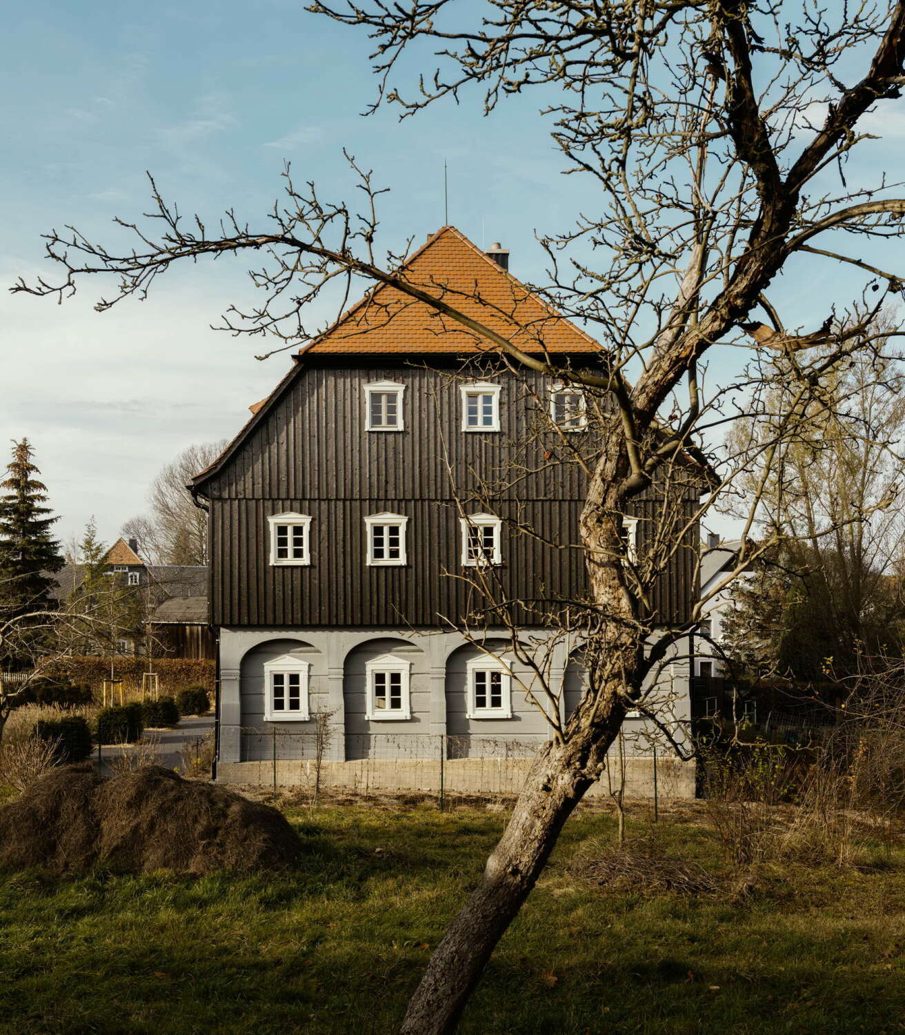 Charakteristisches Merkmal von Umgebindehäusern ist ein hölzernes Stützensystem, welches an zwei oder drei Seiten um die Blockstube des Hauses herumgeführt wird.