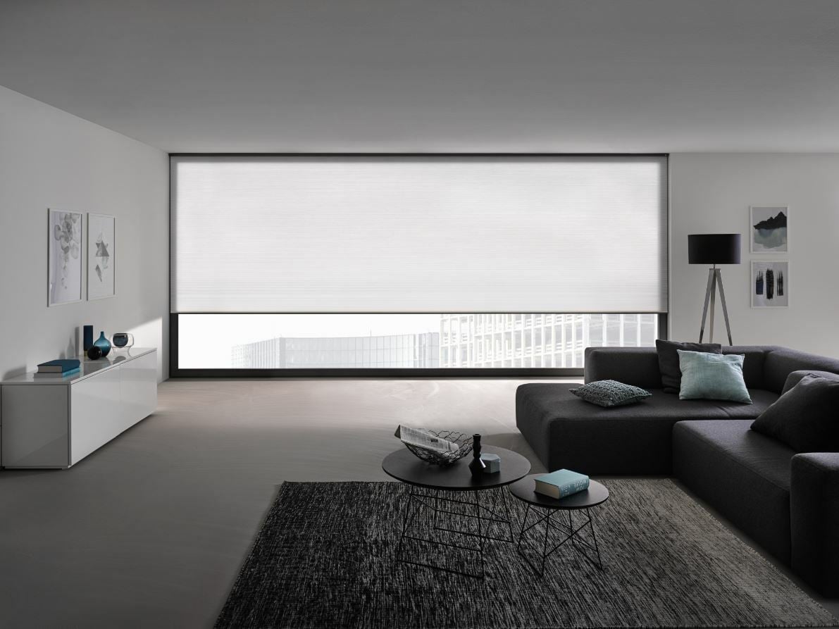 Für besonders breite Fensteröffnungen, wie sie etwa in Fabriketagen, Lofts oder bei Panoramafenstern vorkommen, hat der Hersteller MHZ Wabenplissees in Überbreite entwickelt.