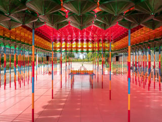 Um ein architektonisches Kleinod reicher ist Berlin-Neukölln, seitdem der Designer und Künstler Yinka Ilori seine farbenfrohe Stadtraum-Intervention Filtered Rays errichten ließ.