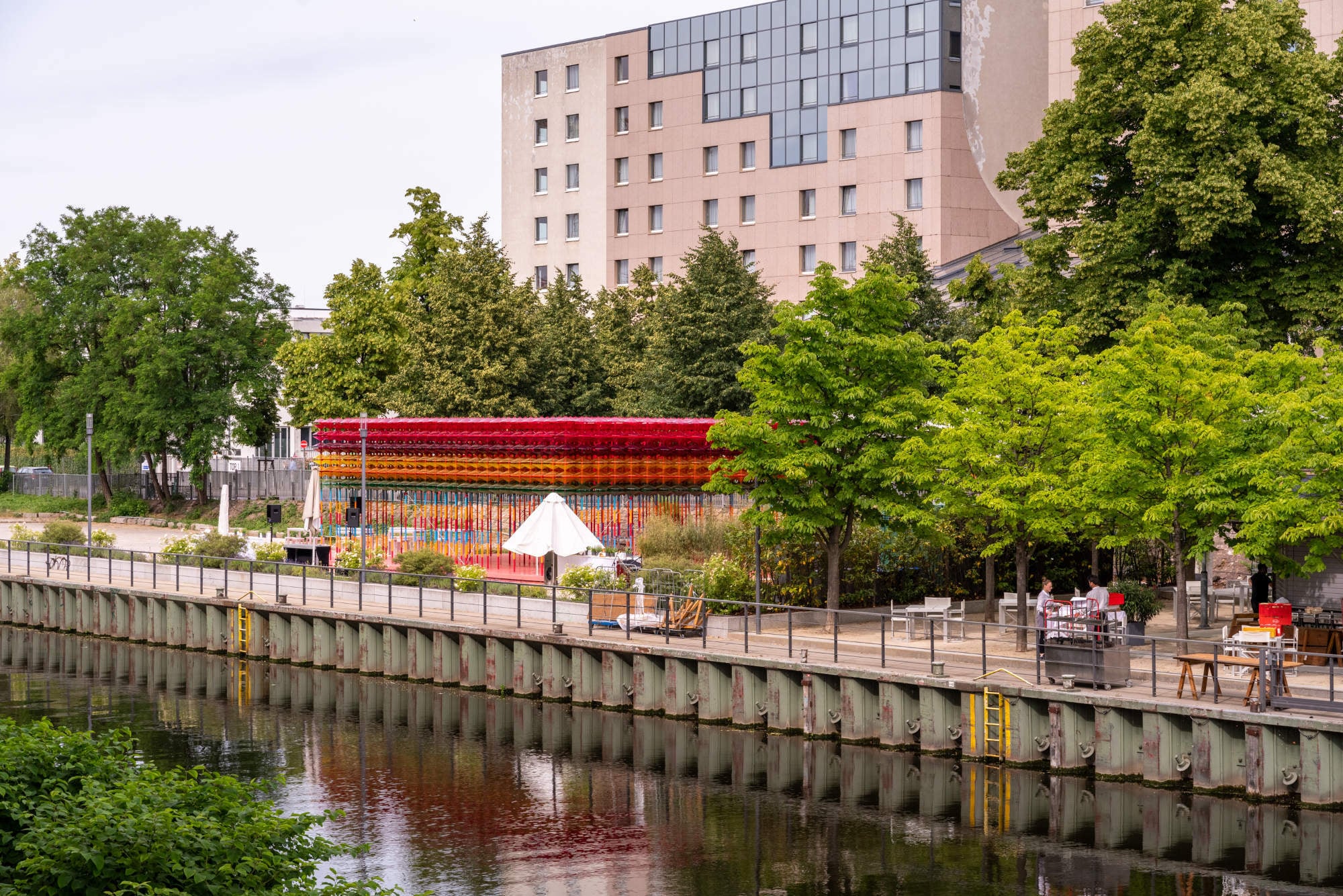 Auf einer Plattform zwischen dem Hotel Estrel und dem angrenzenden Schifffahrtskanal leuchtet der farbenprächtige Pavillon.