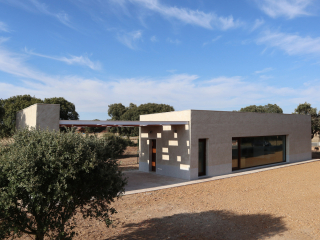 Der minimalistische Landsitz El Refugio befindet sich in der Nähe von der Ortschaft Cuatro Calzadas südlich von der spanischen Großstadt Salamanca.