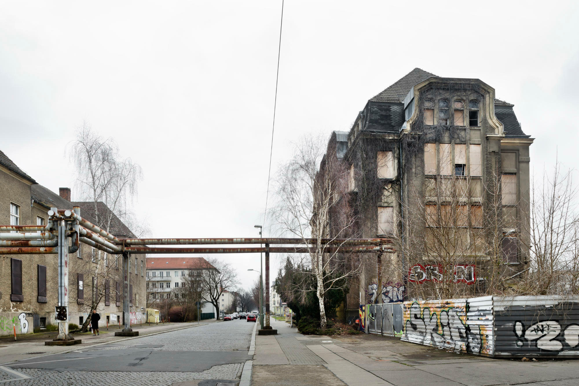 Ursprünglich als Fabrikantenvilla errichtet, wurde das Gebäude lange vom Ministerium für Staatssicherheit genutzt und stand nach dem Mauerfall über viele Jahre leer.