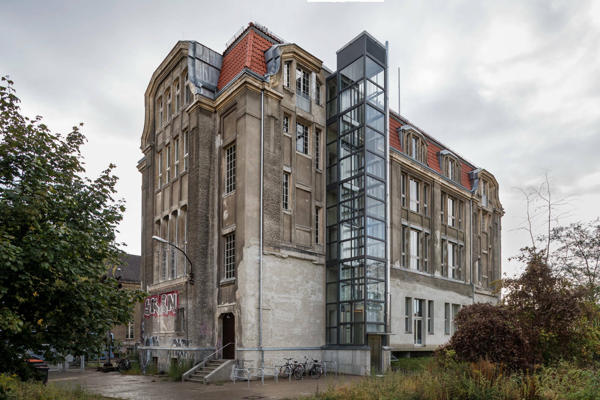 2015 erwarb eine gewerbliche Baugruppe, zu der auch der Architekt selbst gehörte, die Villa.