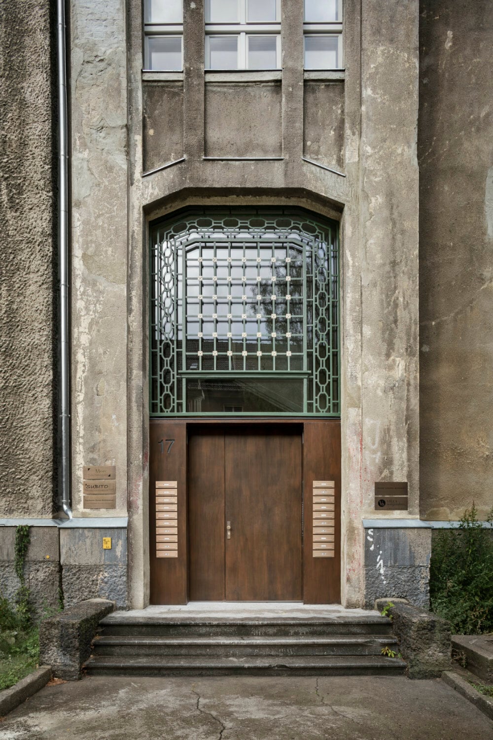 Die Baugruppe entschied sich dafür, das Gebäude mit wenigen Eingriffen herzurichten. Ergänzungen wie das Eingangsportal entwickelte der Architekt in Anlehnung an das bauzeitliche Vorbild.