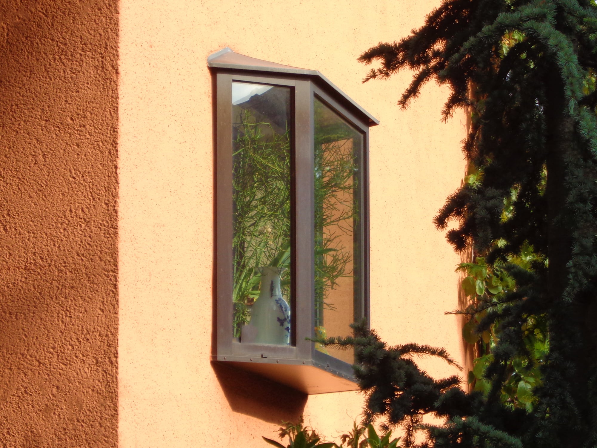 Ein Blumenfenster ist eine Mischung aus winzigem Wintergarten und Kleinstgewächshaus in der Art eines Erkers, der sich jedoch auf ein einziges Fenster in einer Lochfassade beschränkt.