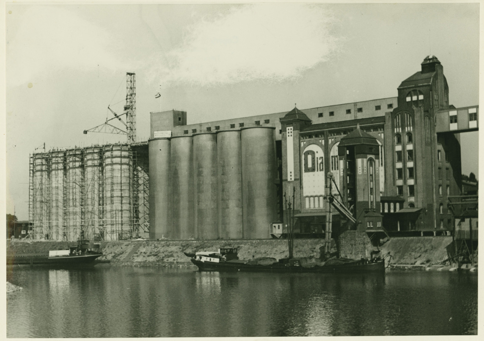 Im Jahr 2000 wurden die Betonröhren als Industriedenkmal unter Schutz gestellt (im Bild: historische Fotografie von etwa 1934. In der Mitte die Betonsilos, rechts das Backsteingebäude mit Holzsilos im Inneren).