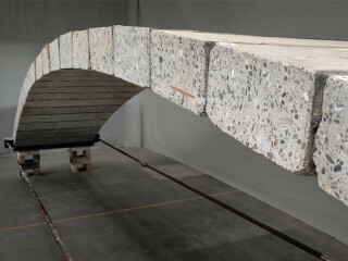 An der Schweizer Hochschule EFPL in Lausanne hat ein Forschungsteam eine Fußgängerbrücke aus wiederverwendeten Betonblöcken entwickelt. Das Projekt trägt den Namen RE:CRETE.